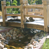 Die Brücke über den Wasserlauf gefällt auch der Katze.