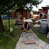 Bruchsteinplatten als Geweg verlegt.
